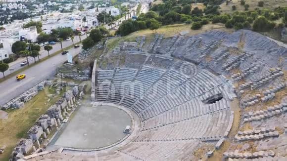 哈里卡纳索斯古城博德鲁姆度假小镇的圆形剧场空中镜头视频的预览图