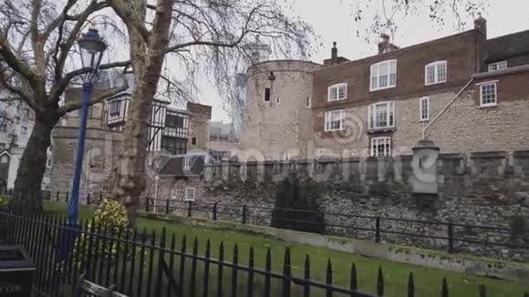 沿着著名的伦敦塔漫步视频的预览图