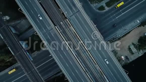 空中录像日落时俯视基辅公路视频的预览图