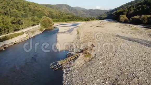 无人驾驶飞机飞过森林里的山河视频的预览图