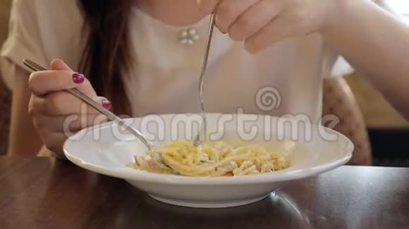 在咖啡馆里吃意大利面的年轻美女视频的预览图