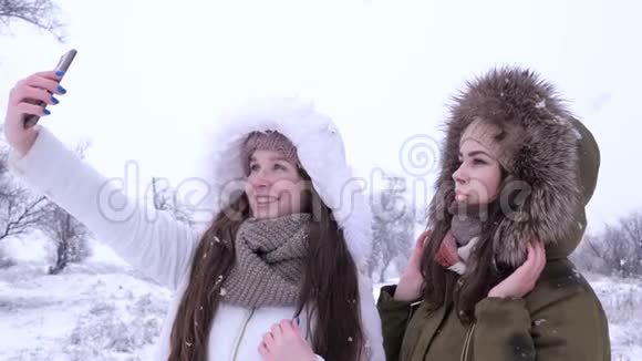 现代科技女朋友在冬天的时候在小玩意上拍照片视频的预览图