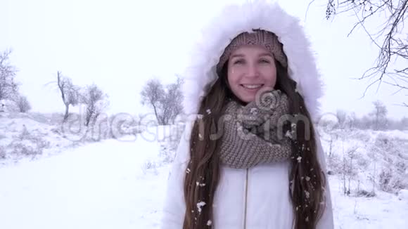 白雪皑皑的白衣少女画像视频的预览图