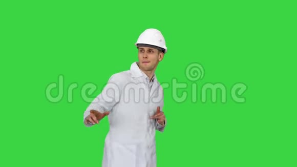 工程师男子在绿色屏幕上以有趣的方式跳舞色度键视频的预览图
