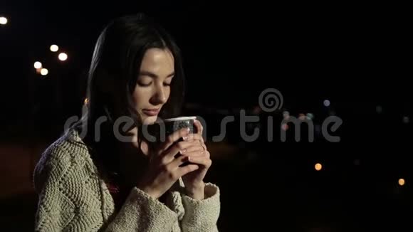 迷人的浪漫女孩晚上喝杯咖啡视频的预览图