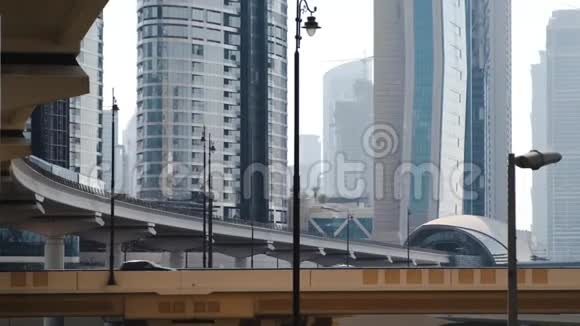 迪拜地铁列车正在高架桥上行驶视频的预览图
