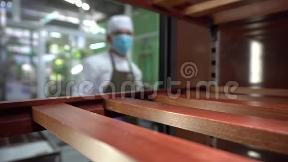 糖果师把带糖果的模具放在架子上制作巧克力的过程视频的预览图