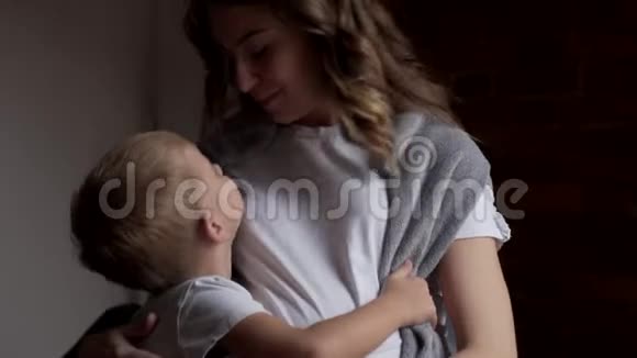 男孩亲吻拥抱怀孕的母亲视频的预览图