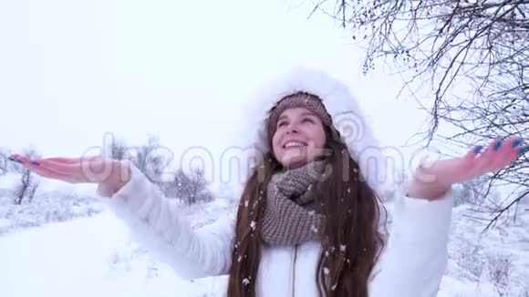 微笑的女孩手里拿着雪花享受冬天视频的预览图