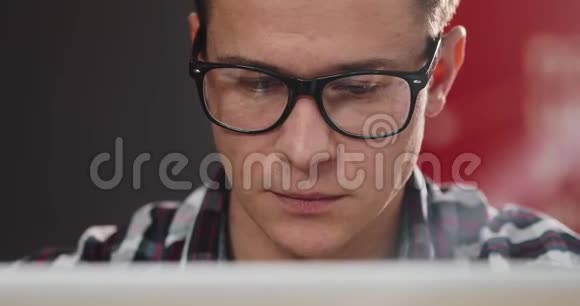 头痛的疲倦的人把坐在笔记本电脑前的眼镜摘下商务人事通信技术视频的预览图