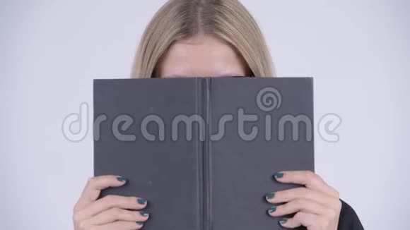 年轻害羞的金发女书呆子用书遮脸视频的预览图