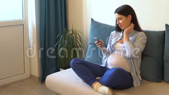 孕妇抚摸她的腹部视频的预览图