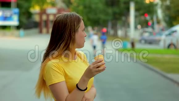 在街上吃冰淇淋的小女孩视频的预览图