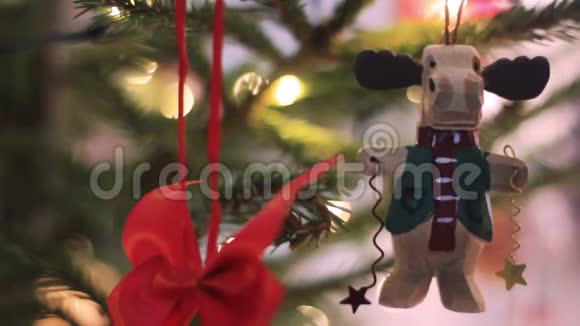 美丽的圣诞枞树玩具在形状有趣的鹿圣诞树与离焦模糊灯波克视频的预览图