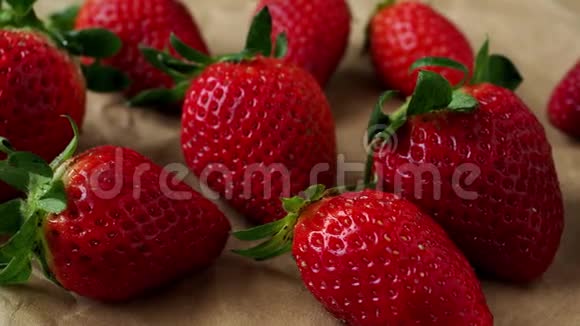 新鲜草莓在纸上视频的预览图