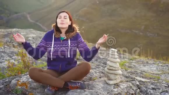 日落时分在山顶做瑜伽的女孩视频的预览图