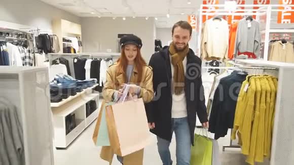美丽的白种人夫妇一起在服装店购物视频的预览图