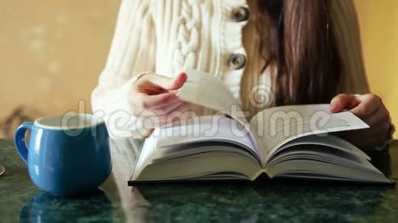 美丽的年轻女子读书喝茶休闲或教育视频的预览图