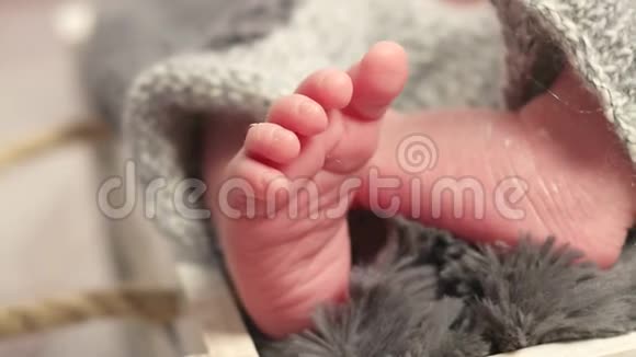 新生儿他的脚趾在睡梦中微微活动视频的预览图