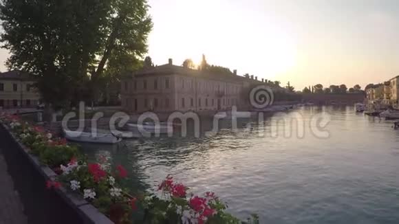 日出时美丽的意大利城市视频的预览图