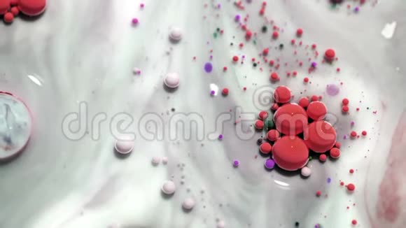 亚克力纹理搭配大理石图案抽象彩色油漆油墨丙烯酸涂料和牛奶中的气泡视频的预览图