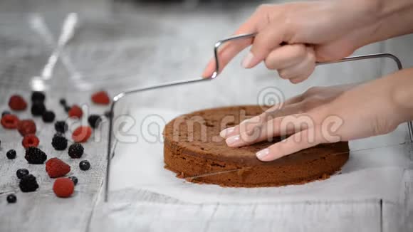 厨师切巧克力蛋糕层并堆放视频的预览图