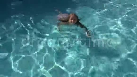 儿童泳池游泳微笑儿童女孩肖像享受暑假视频的预览图