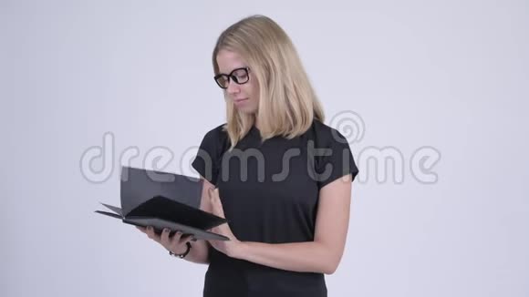 年轻害羞的金发女书呆子用书遮脸视频的预览图