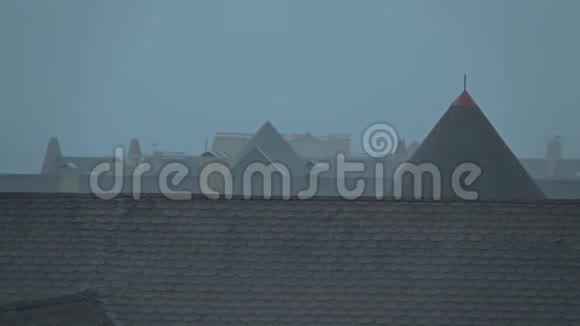 降雨中城镇房屋倾斜屋顶视频的预览图