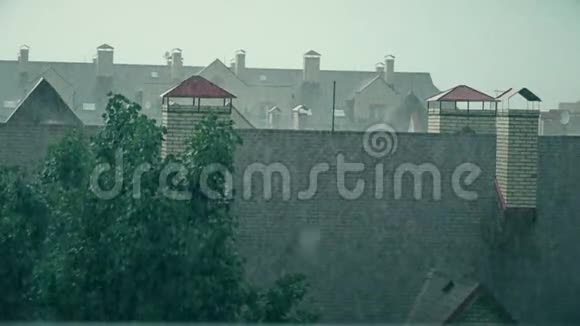 小镇房屋在雨中倾斜的屋顶视频的预览图