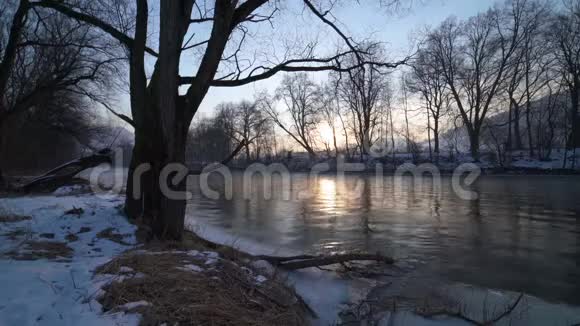 河岸的冬季日出视频的预览图