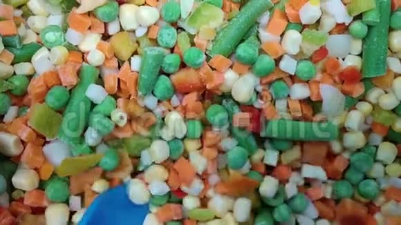 商店里的冷冻蔬菜胡萝卜豌豆玉米洋葱混合健康的天然食物视频的预览图