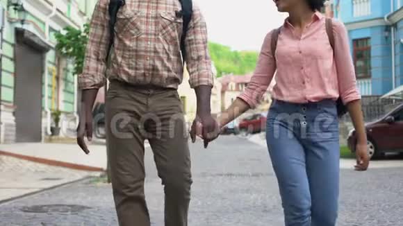 年轻夫妇牵手散步新婚度假积极休闲旅游视频的预览图