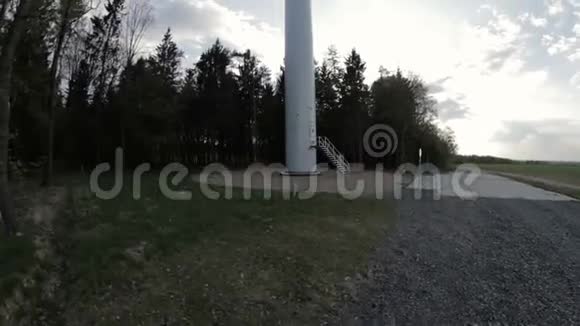 在森林边缘孤独的电动风车上观看从下往上看视频的预览图