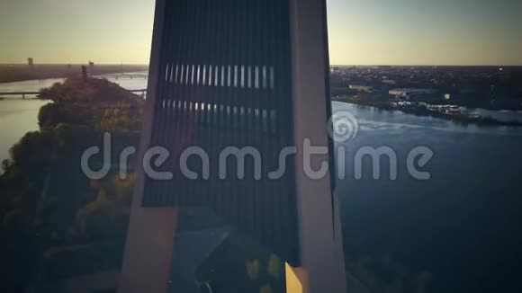 在里加的电视塔上的景色关闭日落时间无人视野视频的预览图