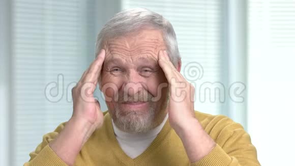 有严重头痛的老年男子靠近视频的预览图