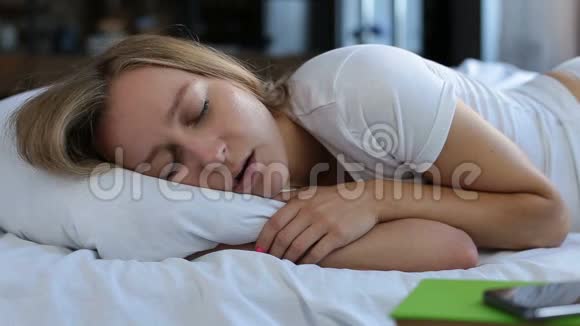 漂亮的年轻女人在床上打鼾视频的预览图