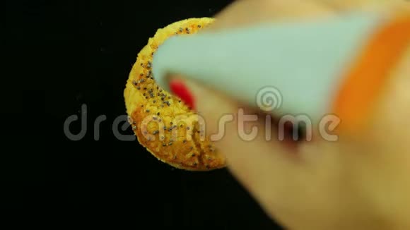 一只雌性手拿着一管炼乳在饼干上画着滑稽的表情符号时间跨度视频的预览图