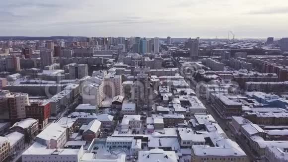 鸟瞰城市和许多房子道路和院子在冬季的时间剪辑不同的美丽城市景观视频的预览图
