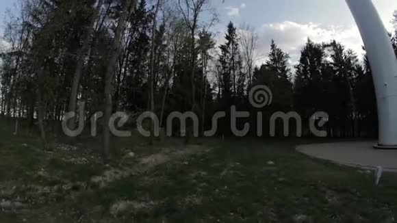 森林边缘孤独的电动风车的底部视图视频的预览图
