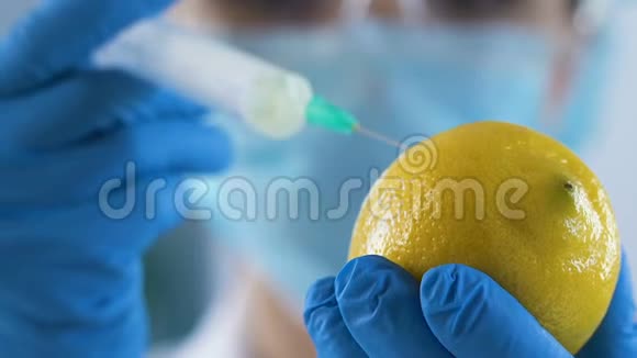 生物研究者注射柠檬人工排出维生素Cgmo视频的预览图