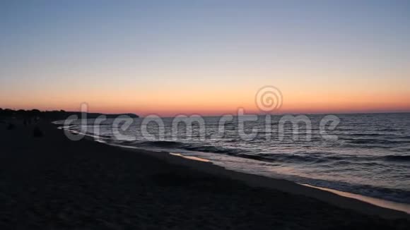 傍晚日落时在海滨浪荡视频的预览图