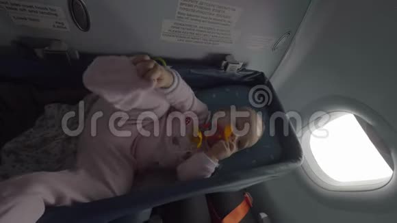 坐飞机的小女孩视频的预览图