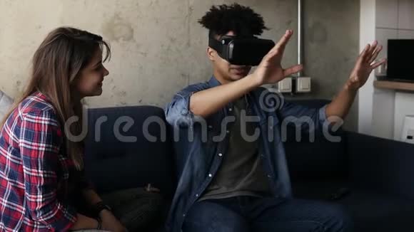 年轻人在和女友一起玩虚拟现实游戏视频的预览图