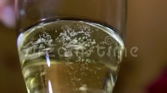 在玻璃中闪闪发光的葡萄酒会发出慢动作视频的预览图