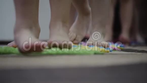 孩子们光着脚在垫子上穿着鲜艳的颜色快关门视频的预览图