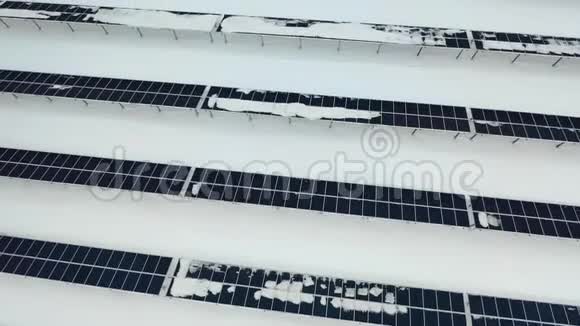冬季太阳能电池板农场雪的鸟瞰图视频的预览图