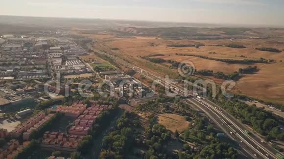从西班牙马德里到巴伦西亚的RivasVaciamadrid市和A3高速公路的鸟瞰图视频的预览图