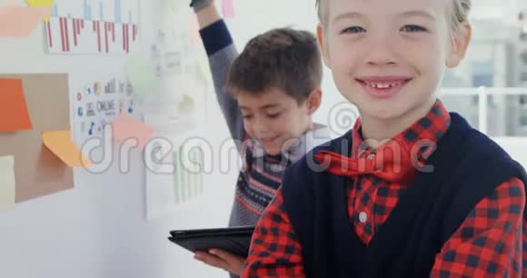 4k镜头前微笑的男孩子肖像视频的预览图
