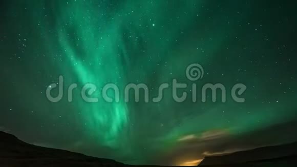 4K时间流逝北极光在满月之夜冰岛视频的预览图